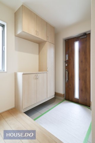 【玄関】ゆったりと明るい玄関がご家族や来客をお出迎え。機能的な大型シューズボックスは長物もしっかりと収納できます。