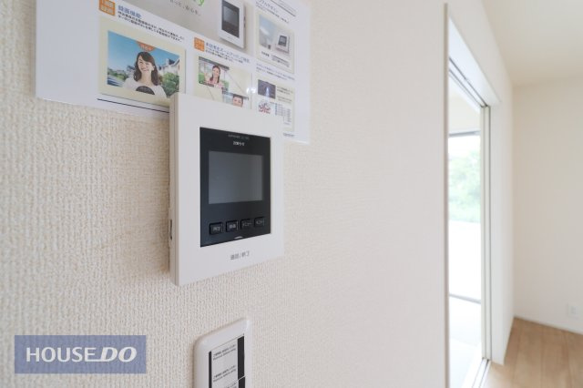 【TVインターホン】カラーの録画機能付きで、不在時の来訪者も確認可能。防犯上はもちろん、お届け物などの把握にも便利！