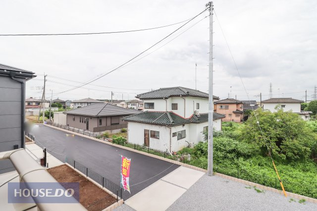【建物からの眺望】バルコニーからの景色。十分な間隔が確保されております。