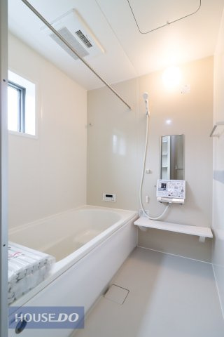 【浴室】1日の疲れた体を癒せるシステムバス。足を伸ばしてリラックス♪一坪風呂でお子様と一緒でもゆったりと寛げます。浴室乾燥機付きで雨の日の洗濯おまかせ♪