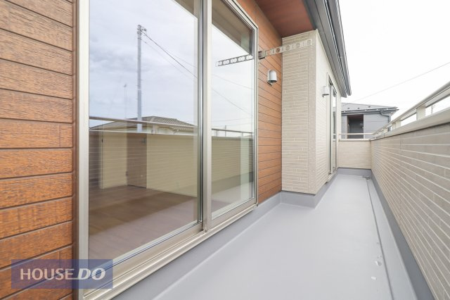 【バルコニー】広々バルコニーでお布団や洗濯物がたくさん干せるだけでなく、周囲の視線を気にせずにプライベートな時間を過ごすリラックス空間としても使えますね♪