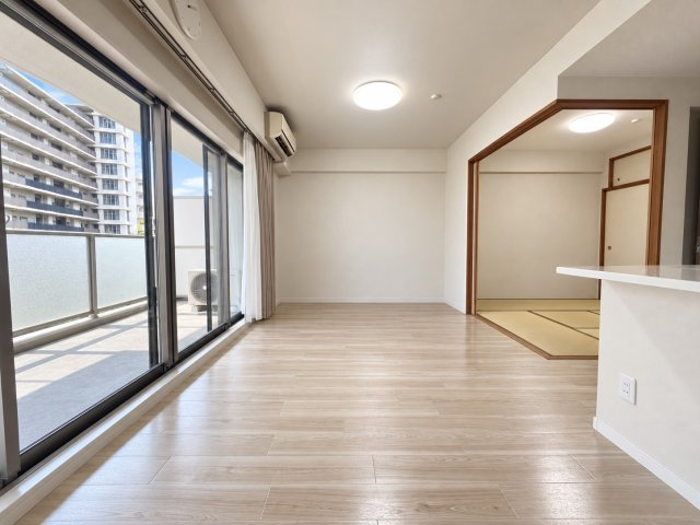 南向きの大きな窓から陽光が差し込む明るいリビングダイニング！隣接する和室とつなげて約20帖の広々空間としても使えます！※画像加工により家具等を消去しています