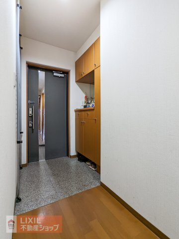 お出かけ前の身だしなみチェックに便利な鏡付きの玄関扉♪シューズボックスの中央にあるカウンター部分は鍵を置いたり、インテリアスペースとしても重宝します☆