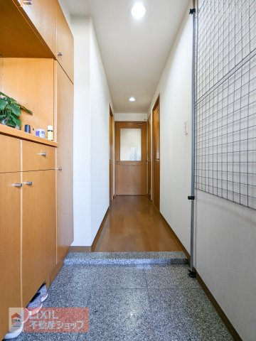 ナチュラルな木目調のデザインは帰宅した瞬間にホッとさせてくれる空間です。廊下の先にあるリビングドアからは優しい光が差し込み、奥行きのある解放感を演出します。