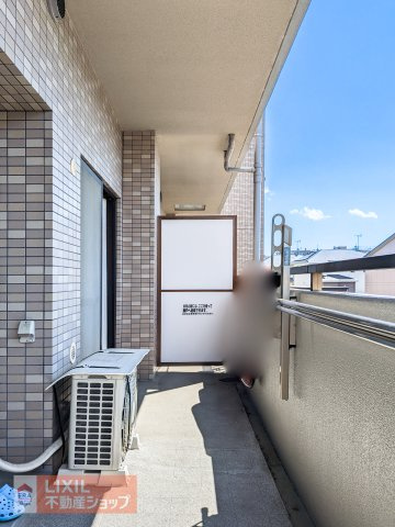 たっぷりとした奥行きが嬉しいバルコニーです！お布団やシーツ等の大きな洗濯物もストレスなく干せます！