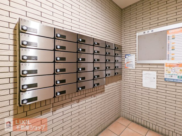 エントランスを入った左側に集合ポストが備え付けられています。