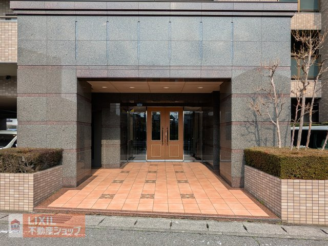 落ち着きのあるグレーとブラウンの石張りで仕上げられた重厚な佇まいのエントランスです。毎日の帰宅を誇らしく感じさせてくれる邸宅の風格です。