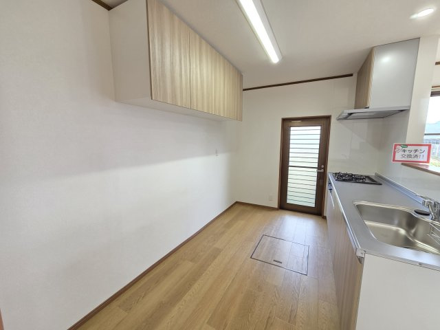 キッチンは吊戸棚付き！