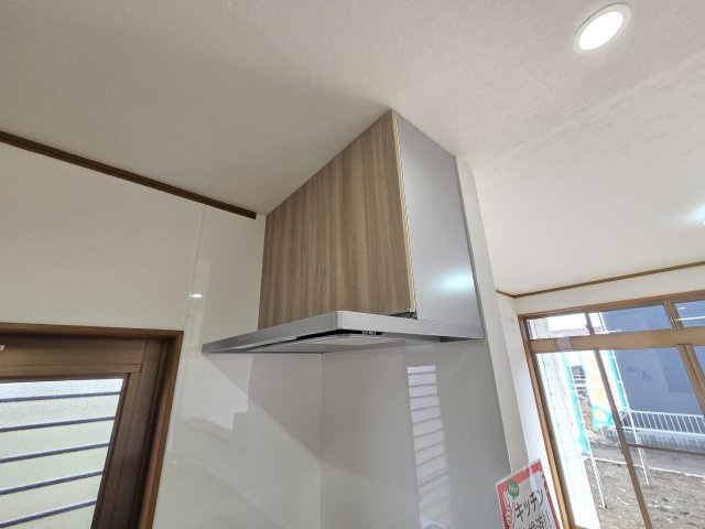 キッチンはスリムタイプのファンが付いています