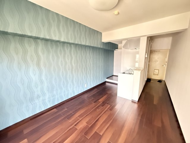 お気に入りのソファやローテーブルを置いて自分だけの落ち着いた空間づくりを楽しめそうなお部屋。ブルーのアクセントクロスが毎日の暮らしに彩りを添え、仕事や学校から帰ったあともゆったりとくつろげる雰囲気。