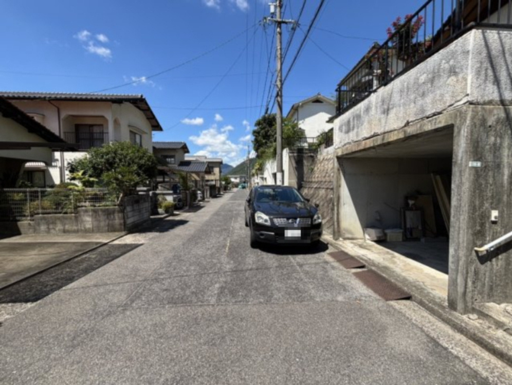 前面道路は幅員に余裕があり、車の出入りや駐車もスムーズに行える点が大きな魅力です。周辺は落ち着いた住宅街で交通量も比較的少なく、静かで安心して暮らせる住環境が整っています。見通しも良く快適です。