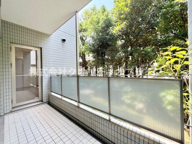敷地内の豊かな植栽に包まれた、心安らぐ開放的な空間。やわらかな自然光を感じながら、季節の移ろいと爽やかな風を感じられる、贅沢なリフレッシュスペースです