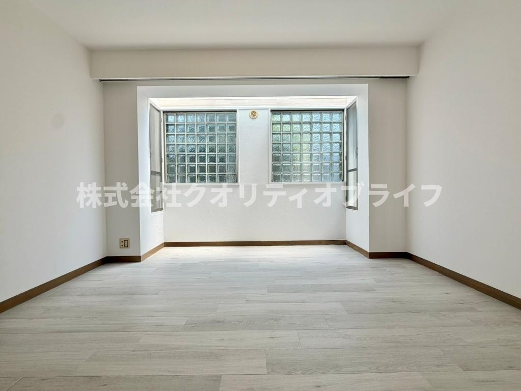 意匠性の高いガラスブロックと出窓風の設計が印象的な一室。外からの視線を遮りつつ柔らかな自然光を取り込み、プライバシーと心地よい明るさを両立した意匠美あふれるプライベート空間です