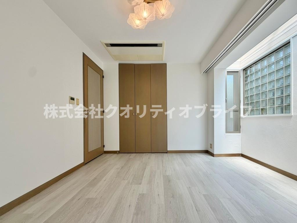 優しい光を紡ぐ花型のペンダントライトとガラスブロックが印象的。すっきりとした天井埋込エアコンと大容量クローゼットを備え、家具配置もしやすい洗練された居室空間です