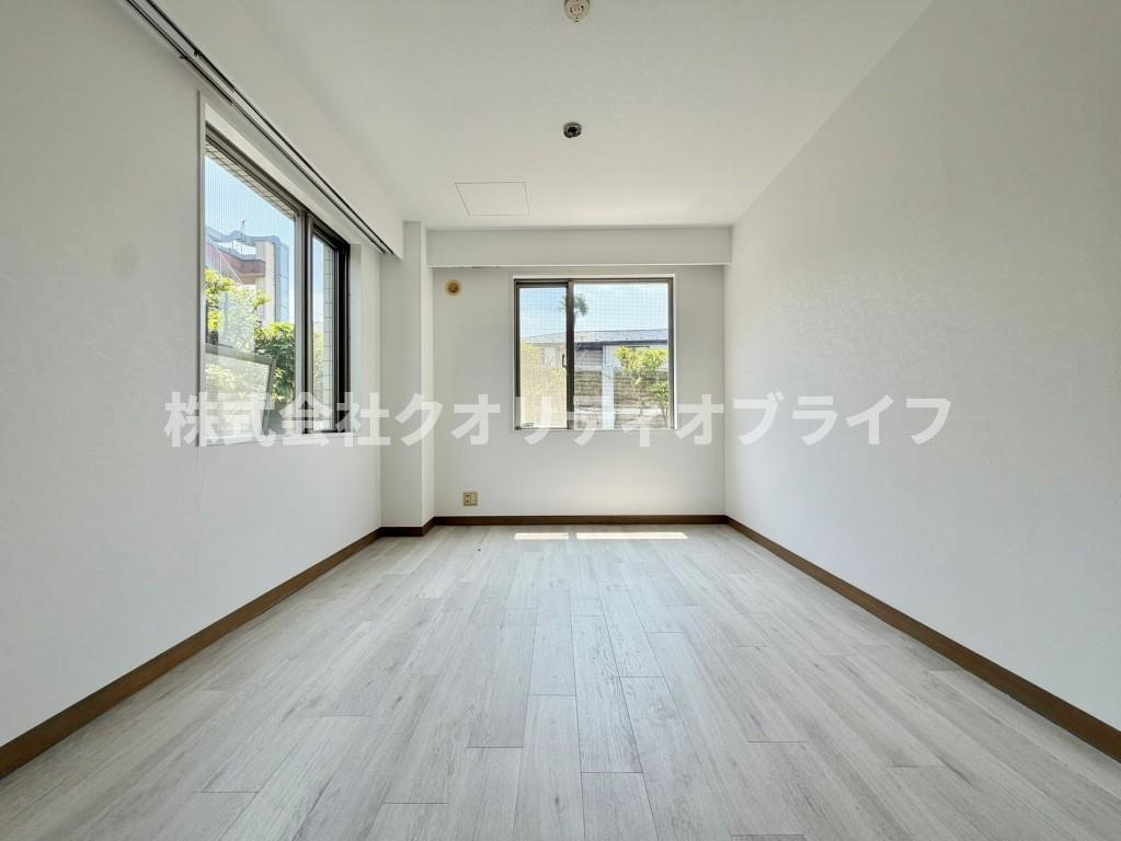 2方向に配された大きな窓から豊かな自然光と爽やかな風が通り抜ける角部屋設計。7.5帖のゆとりある広さを備え、ベッドやデスクを置いても空間に余裕が生まれる上質な居室です。
