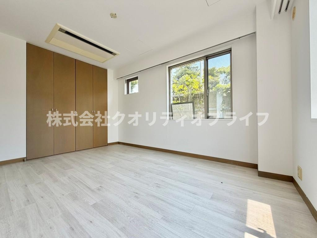 大容量のクローゼットを備え、お召し物や荷物をすっきりと集約。天井埋込型エアコンにより壁面がすっきりと美しく、7.5帖の広さを最大限に活かせる快適な居室空間です。