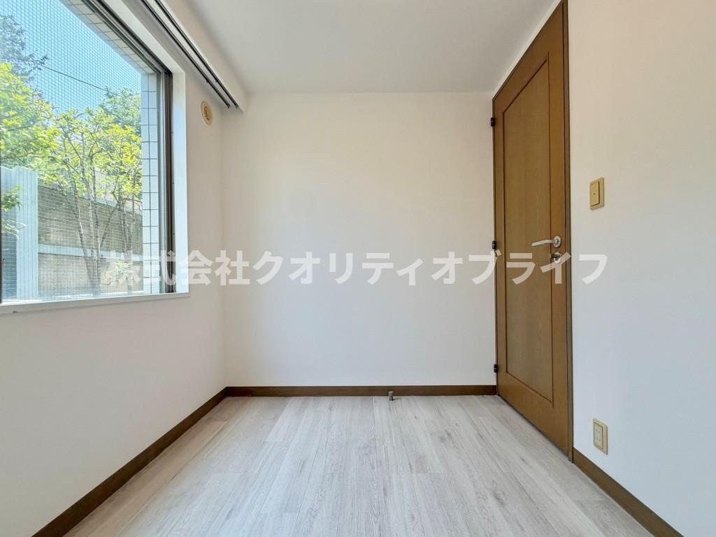緑を望む窓を備え、納戸表記ながら明るく心地よい居住性を実現。集中して作業ができる独立感があり、書斎やアトリエ、大容量のストックルームとしても活躍する機能的な一室です。