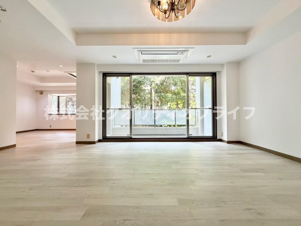 147.81平米、3SLDK、北東・南東・南西の3方向角部屋。ヴィンテージマンションの1階部分。