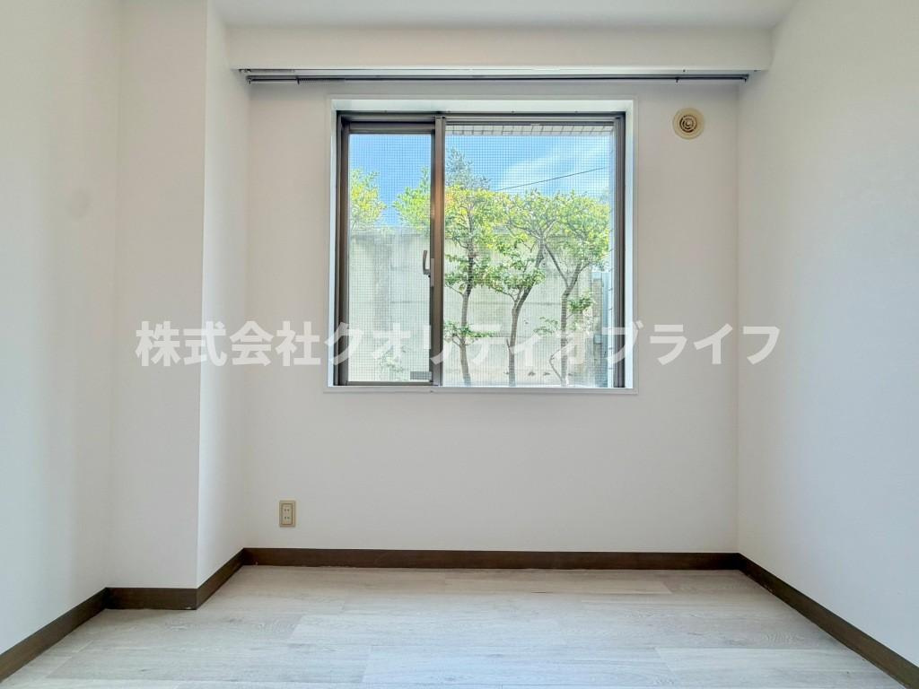 窓越しに季節の緑と青空を感じられる、居心地の良い3.6帖スペース。独立性があり静かに過ごせるため、ワークスペースやアトリエ、大容量のストックルームなど多目的にご活用いただけます。