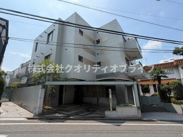 質感豊かなタイル張りの意匠と、品格あふれるアプローチが住まう方を誇り高く包み込みます。総戸数わずか8戸、目黒3丁目の閑静な住宅街に佇む低層ハイヴィンテージ邸宅です。