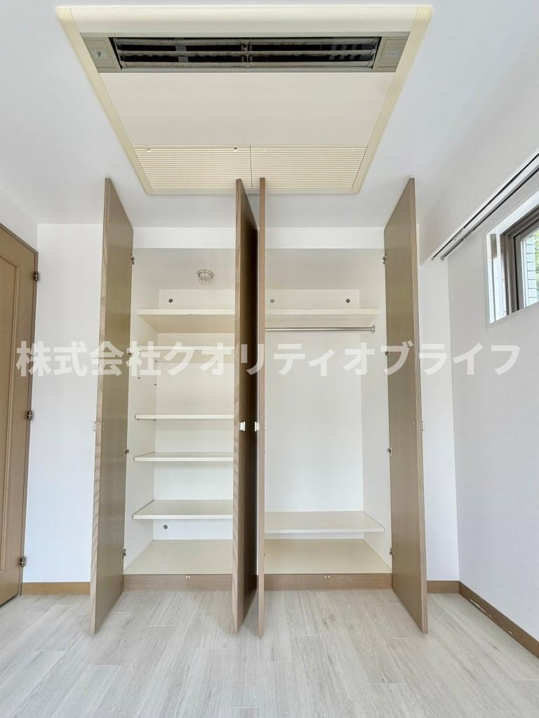 衣類を掛けられるハンガーパイプと、小物や畳んだ洋服を整理できる可動棚を両立。用途に合わせてすっきりと集約でき、お部屋の美観と広々とした住空間をいつでも美しくキープできます。