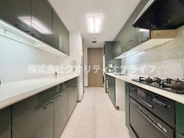 シックな深緑のキャビネットに豊富な上下収納とワイドなカップボードを完備。本格的なビルトインオーブンでの調理を嗜みつつ、複数人でもゆとりを持ってお料理を愉しめる贅沢な調理空間です。