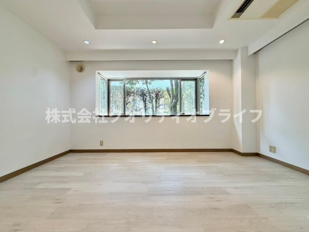 ダウンライトを配した折り上げ天井が、天井高の開放感と洗練された品格を創出。窓外に広がる静かな緑を眺めながら、ご家族やゲストとともに贅沢なひとときをお過ごしいただけます。