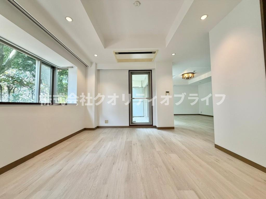 29.3帖のリビングは南西向きで優しい陽の光が入ります。さらに温かみのあるフローリングと白い壁で明るい印象です。