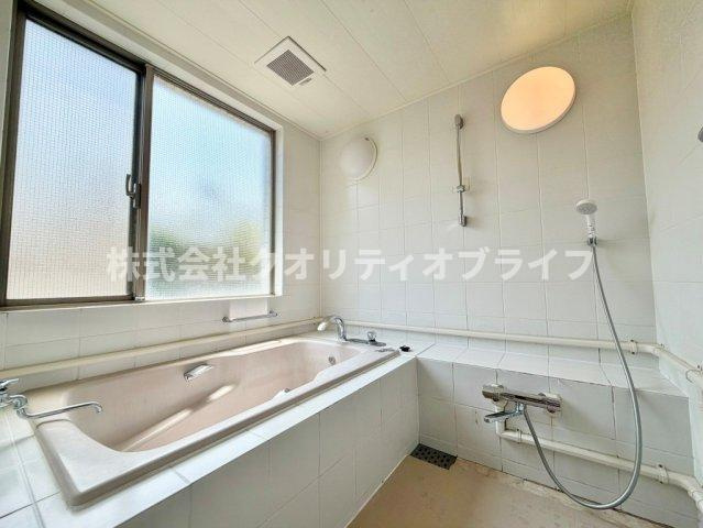 大きな窓から柔らかな光が差し込む明るいバスルーム。湿気がこもりにくく自然換気ができるうえ、浴室乾燥機も完備。清潔感を保ちながら一日の疲れを優雅に癒やす贅沢なひとときを演出します