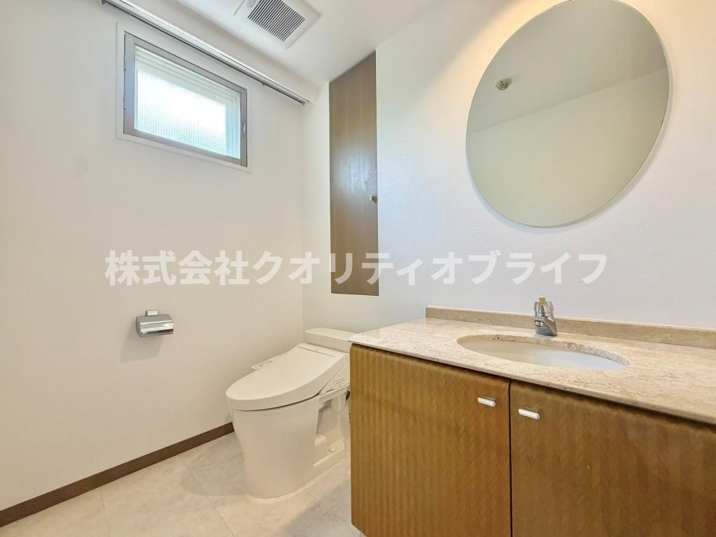 洗練されたボウルカウンターや丸鏡が優雅な印象を与えるトイレ空間。宅内に2か所設置することでプライバシーと利便性を両立し、お招きした大切なゲストにも気兼ねなくお使いいただけます