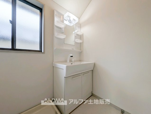 【Laundry　space】　◆ランドリースペース◆洗濯機置場を備えた使いやすいランドリースペース。浴室換気乾燥機付きで、天候を気にせず洗濯でき、毎日の家事もスムーズにこなせます。