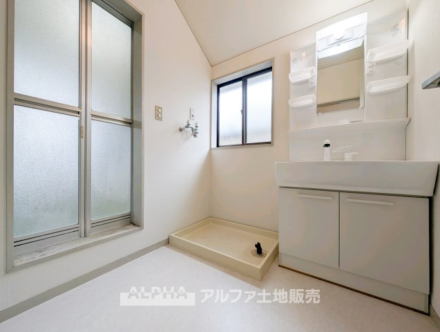 【Powder　room】　◆独立洗面台◆朝の身支度や帰宅後の手洗いも快適に行える独立洗面台。収納スペースも備えており、洗面用品をすっきり整理できる使い勝手の良い空間です。