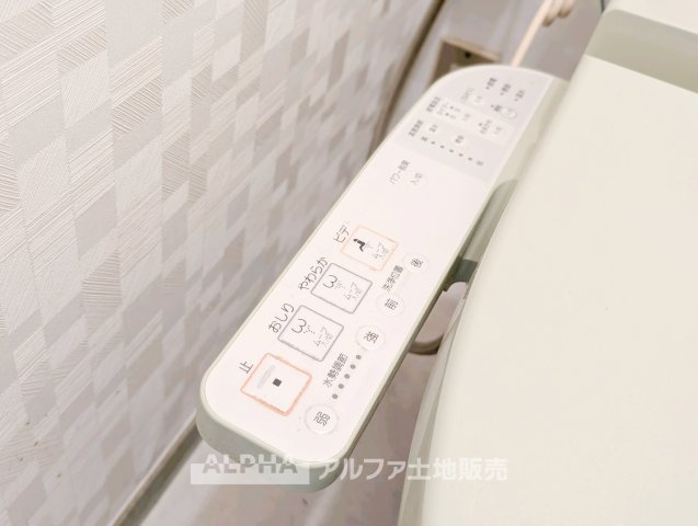 【Warm　water　flush　toilet】　◆温水洗浄便座付きトイレ◆お掃除も楽々。快適に過ごすためには今や欠かせない設備の一つです。リモコンで使いやすくいつでも清潔に保てます。