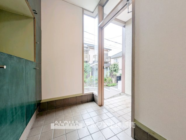 【Entrance　Storage】　◆玄関収納◆玄関まわりをすっきりと保てる収納スペースを確保。靴はもちろん、傘や外出用品なども整理しやすく、心地よく整った玄関で毎日を迎えられます。