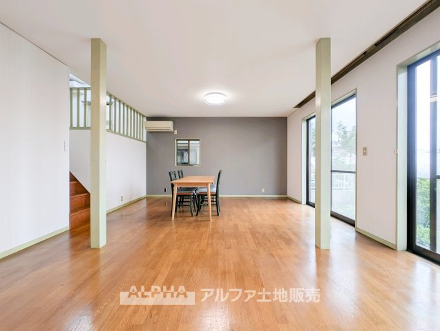 【Living　Space】　◆暮らしの中心◆　家族との団らんや来客時のおもてなし、お子様の遊び場や学習スペースなど、さまざまなライフシーンに対応するリビングです。