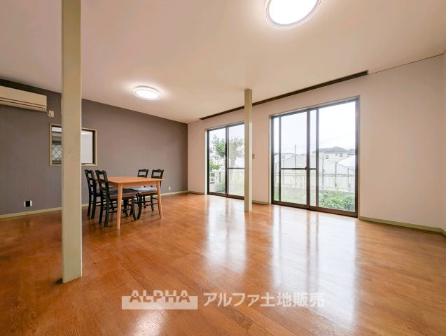 【Time　Together】　◆日常を彩る空間◆　食事や会話、読書や映画鑑賞など、ご家族それぞれの過ごし方を受け止めるリビング。何気ない日常を心地よい時間へとつなげます。