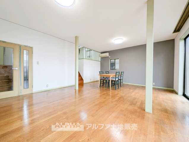 【Living　Room】　◆家族時間を育む◆　朝は食卓を囲み、昼はお子様の遊び場、夜は家族団らんのひととき。時間帯ごとに異なる役割を担い、暮らしの中心となるリビングです。