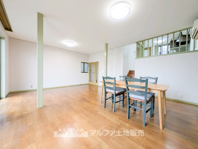 【Gathering　Place】　◆人を招きたくなる◆　友人とのホームパーティーや、ご親族との食事会など、大切な人と過ごす時間をより心地よく演出するリビングです。