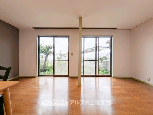 【Daily　Scene】　◆暮らしをつなぐ場所◆　「おはよう」から「おやすみ」まで、一日のさまざまな時間が交差するリビング。家族の何気ない毎日を、心地よく支える空間です。