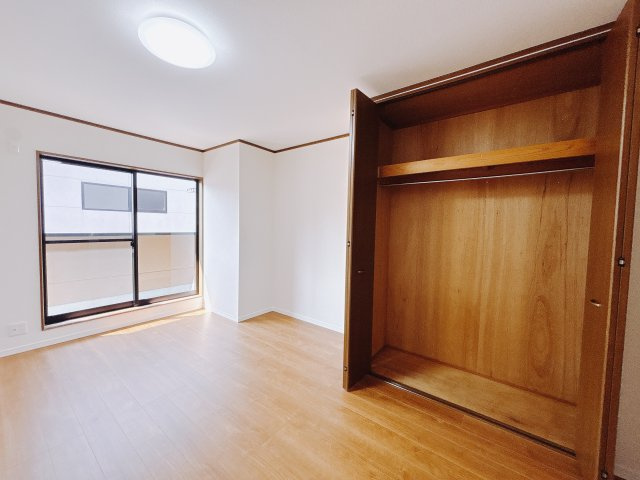 ■2階洋室｜お子様の一人部屋にピッタリな洋室。木のぬくもりを感じるフローリングは、天然木の味わいが時とともに深みを増していきます。また、傷にも強く、フリーワックスでお手入れもラクラクです♪