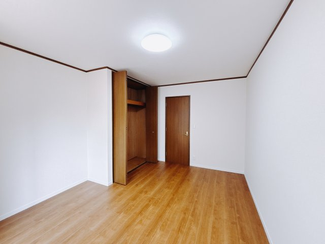 ■2階洋室｜ナチュラルカラーの床です。模様替えなどとても楽しく工夫できます♪陽当たり、風通しもとても良いので毎日快適な生活スタートです！子供部屋にも良いですね♪