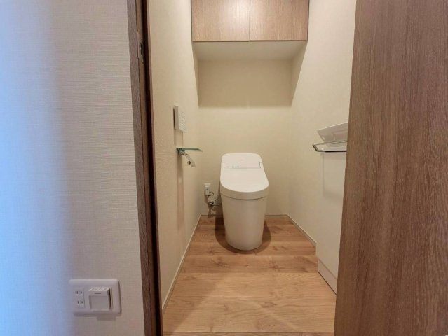 【トイレ】吊戸棚収納付きのトイレです！清潔感を保てます◎