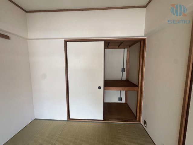 【和室収納】大容量の押入れを備えており、寝具や季節物もすっきり収納できます。