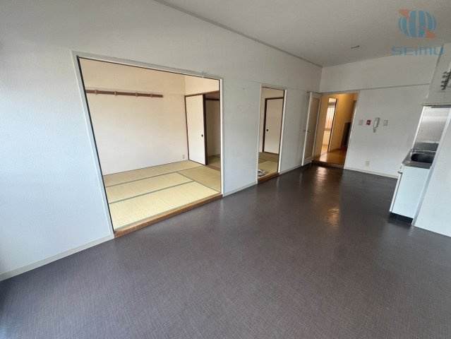 【LDK】約10.5帖のリビング。南側バルコニーから明るい陽光が差し込む、開放感のある心地よい空間です。ご家族との時間をゆったりとお過ごしいただけます。