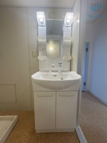 【洗面室】納豊富な独立洗面台。洗面用品をすっきりと整理でき、毎日の身支度も快適です。