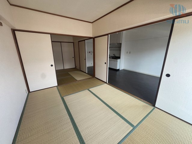 【和室】約6.0帖の和室。南側バルコニーから明るい光が差し込みます。リビングと隣接しているので来客時やくつろぎの空間としても便利です。