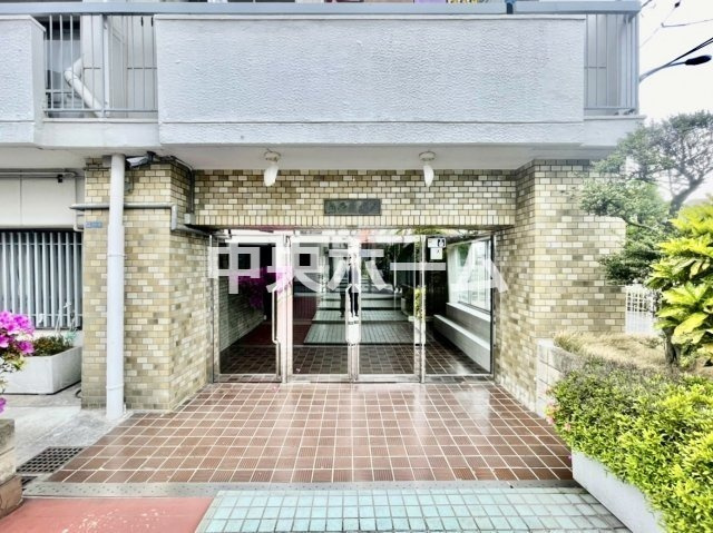【エントランス】マンションのエントランスは、その物件の印象を決める、顔とも言える場所です。毎日通る場所ですからきれいなのが一番です。エントランス内はオートロックですので暮らしの安全も確保されています。