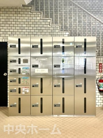 【宅配ボックス】在宅時・不在時に関わらず、居住者の代わりに非対面で宅配物を受け取ってくれる便利な設備です。わかりやすくご説明致しますので見学時にはお部屋だけではなく共用部分もぜひチェックしてください。