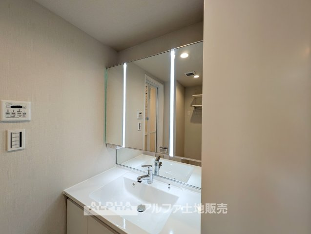 【Powder　Room】　◆独立洗面台◆朝の身支度から帰宅後の手洗いまで毎日活躍する洗面スペース。清潔感のある水回りで快適に使えます。