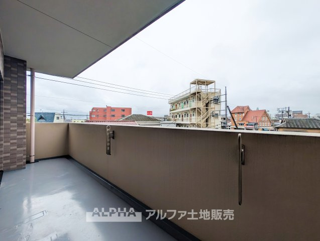 【Balcony】　◆バルコニー◆南西向きのバルコニー。陽光を感じられる屋外スペースで、洗濯物を干す場所としても活躍します。